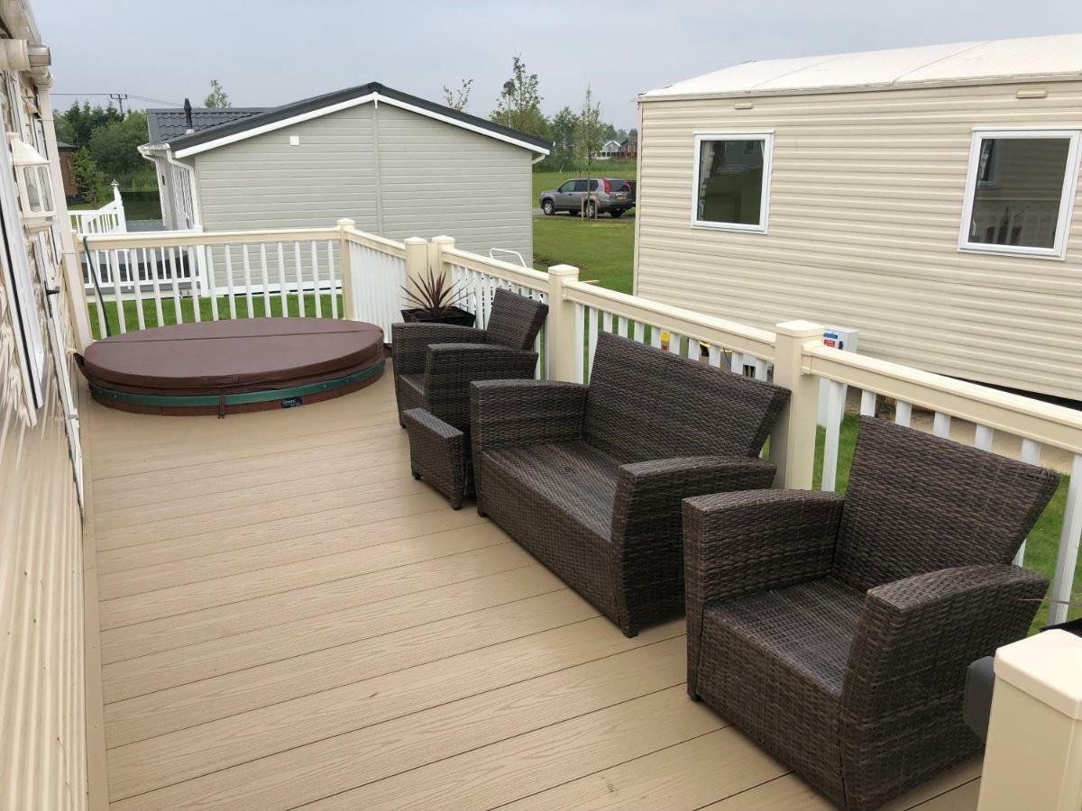 4 Bedroom 10 Berth Caravans With Hot Tub ,Mountain Bikes Tattershall Lakes Экстерьер фото
